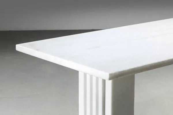 Illustration numéro 2 du produit Carlo Scarpa table de salle à manger modèle Delfi en marbre blanc