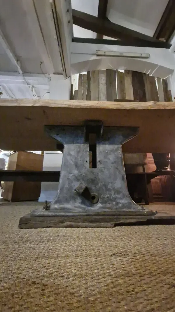 Illustration numéro 2 du produit Table création en orme massif et machine industrielle