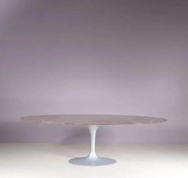 Illustration numéro 2 du produit Table ovale Tulip XL des années 1970 avec plateau en marbre brun et base ovale en argent mat / Eero Saarinen / Knoll, USA