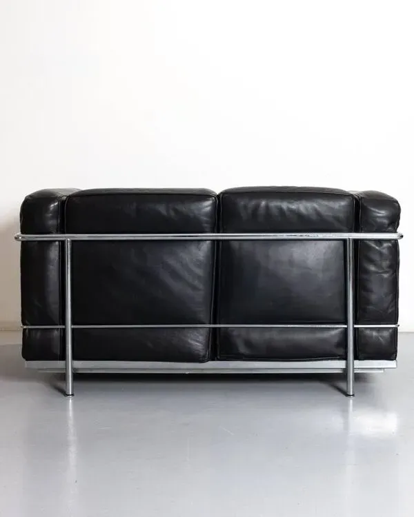 Illustration numéro 2 du produit LC2 Two-Seater Sofa in Leather by Le Corbusier & Pierre Jeanneret