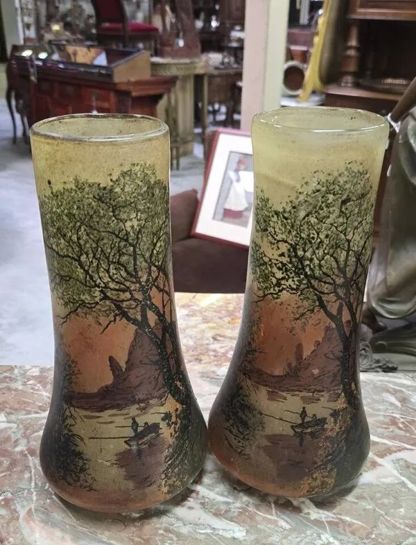 Illustration numéro 2 du produit Paire de vases en verre émaillé, à décor finement peint