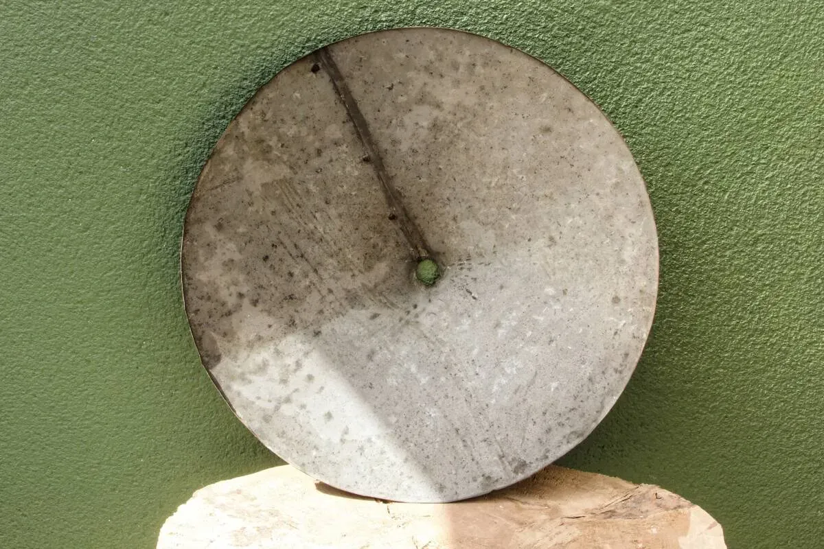 Illustration numéro 2 du produit Abat-jour en zinc riveté, art populaire