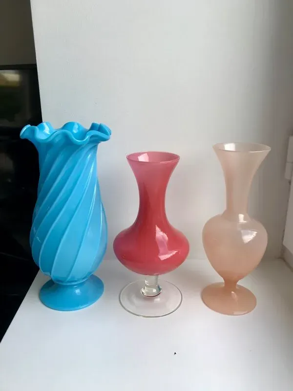 Illustration numéro 2 du produit Vase en opaline rose pâle années 40