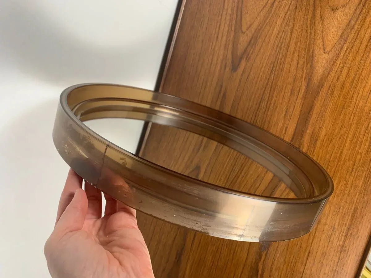 Illustration numéro 2 du produit Miroir rond en plexiglas fumé Gilac, années 1970