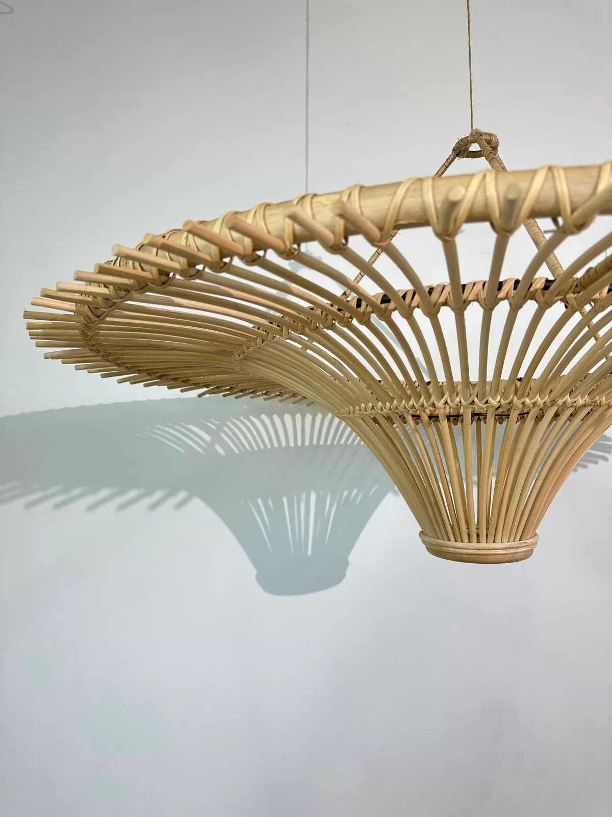 Illustration numéro 2 du produit Suspension soucoupe en rotin armature de fer D:120 H:60