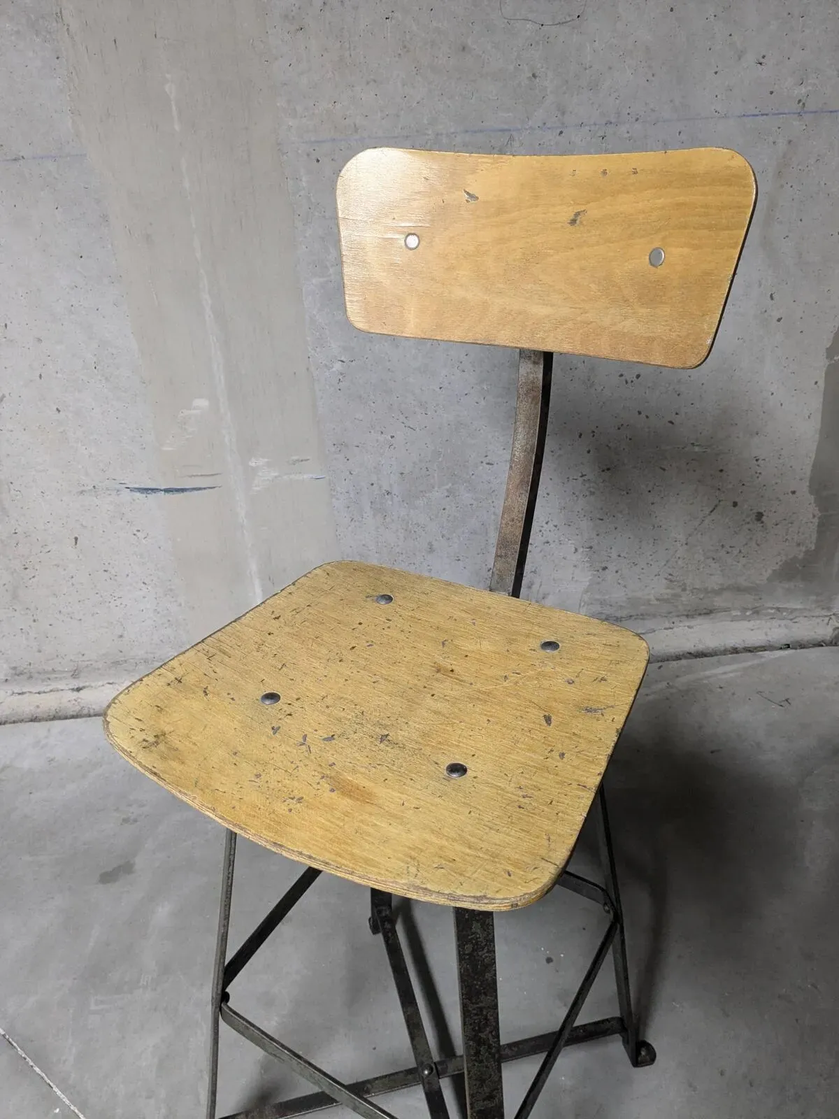 Illustration numéro 2 du produit Chaise haute d'atelier Bienaise, chaise industrielle vintage