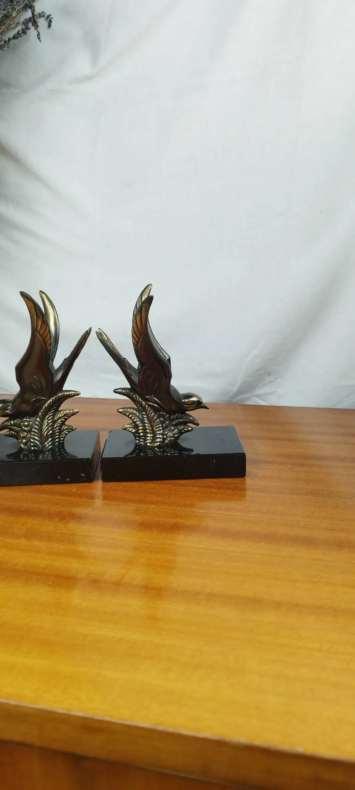 Illustration numéro 2 du produit Paire de serre-livres Art Déco envolée d'hirondelles en marbre et régule