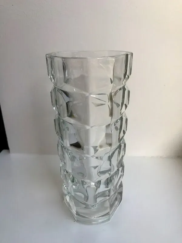 Illustration numéro 2 du produit Vase en verre cristal moulé art déco