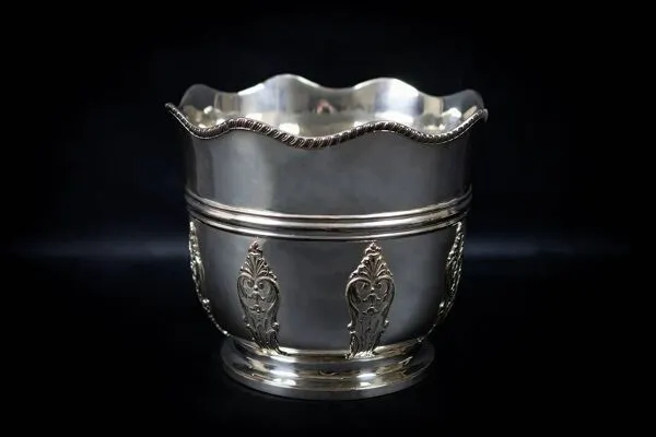 Illustration numéro 2 du produit Seau à rafraîchir en métal argenté à appliques néoclassiques, fin XIXe