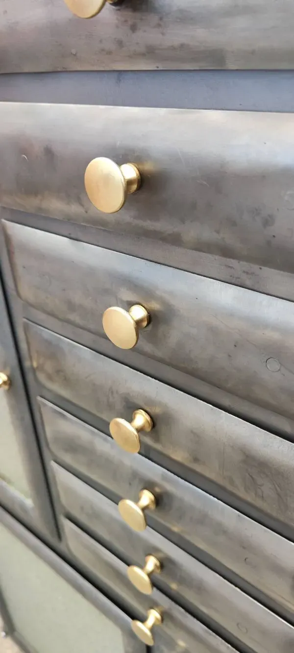 Illustration numéro 2 du produit Ancien meuble de dentiste métal meuble de métier