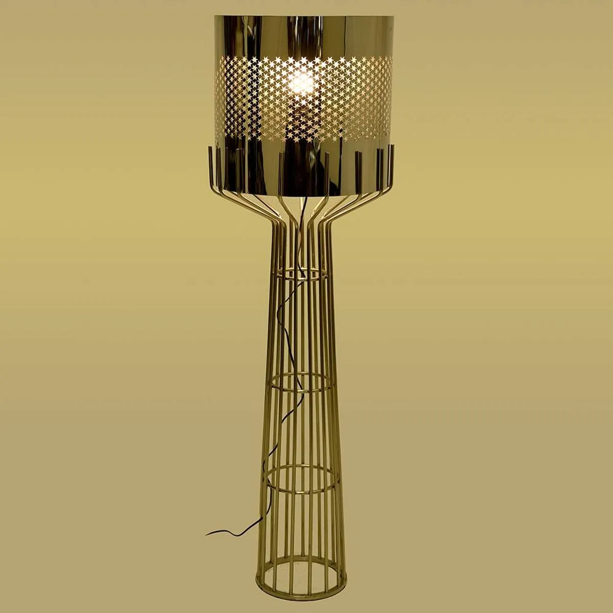 Illustration numéro 2 du produit Grande lampe vintage en inox