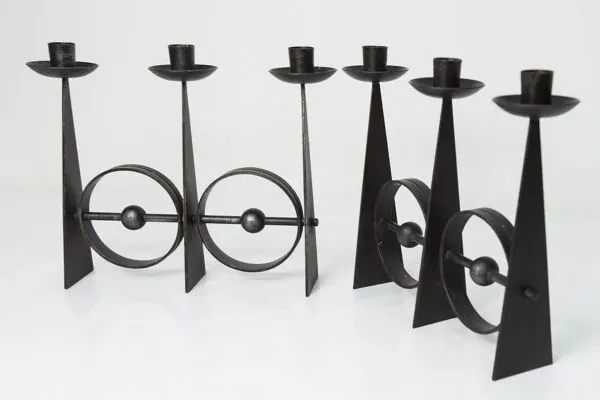 Illustration numéro 2 du produit Paire de chandeliers scandinaves en fer forgé brutaliste à 3 lumières 1960