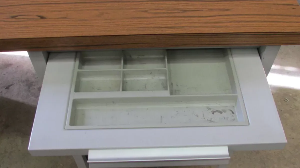 Illustration numéro 2 du produit Bureau industriel métallique