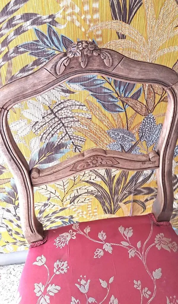 Illustration numéro 2 du produit Chaise bois bois vernissé et tissu satin broché fond rouge 1920