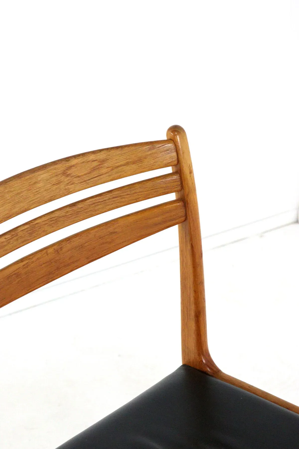 Illustration numéro 2 du produit Ensemble de 5 + 1 chaises de salle à manger 'Give' design danois