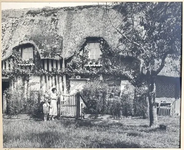 Illustration numéro 2 du produit Georges lefebvre, vieille chaumière, photo en n&b, c 1930. signée à l'encre