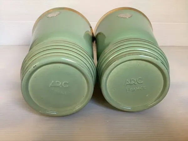 Illustration numéro 2 du produit Paire d’anciens vases en céramique verte et dorée