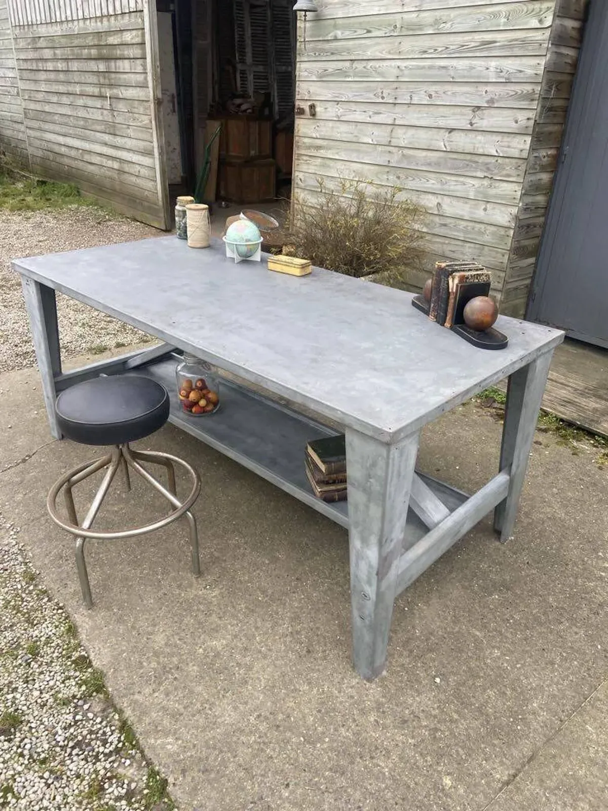 Illustration numéro 2 du produit Table métallique