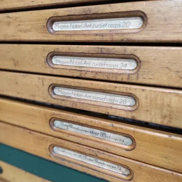 Illustration numéro 2 du produit Meuble à caractères d'imprimerie vintage   Rangement industriel   Lettres en plomb originales