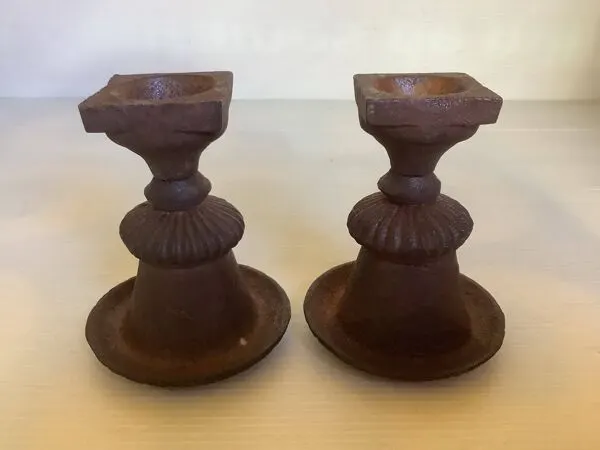 Illustration numéro 2 du produit Paire de bougeoirs vases Médicis en fonte