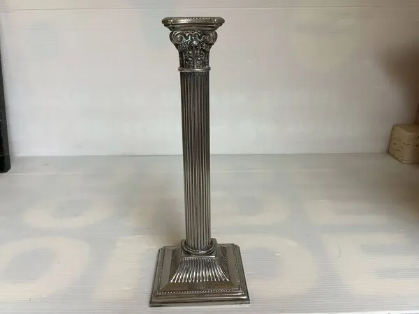 Illustration numéro 2 du produit Bougeoir colonne argenté en métal Italy