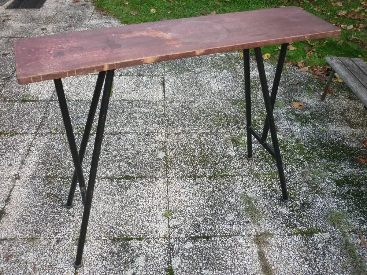 Illustration numéro 2 du produit Table haute d’atelier selette plateau en bois et tubes en métal