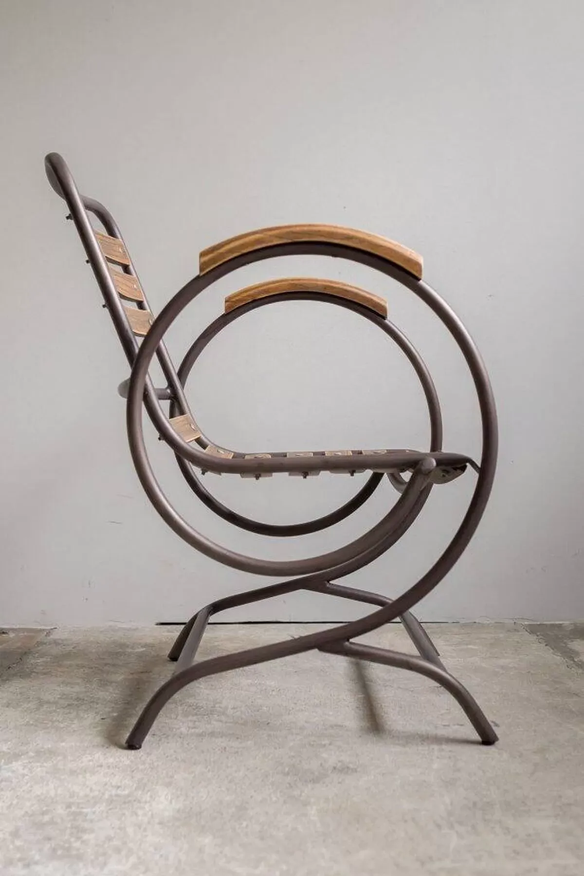 Illustration numéro 2 du produit Fauteuils industriels en metal et bois style années 50