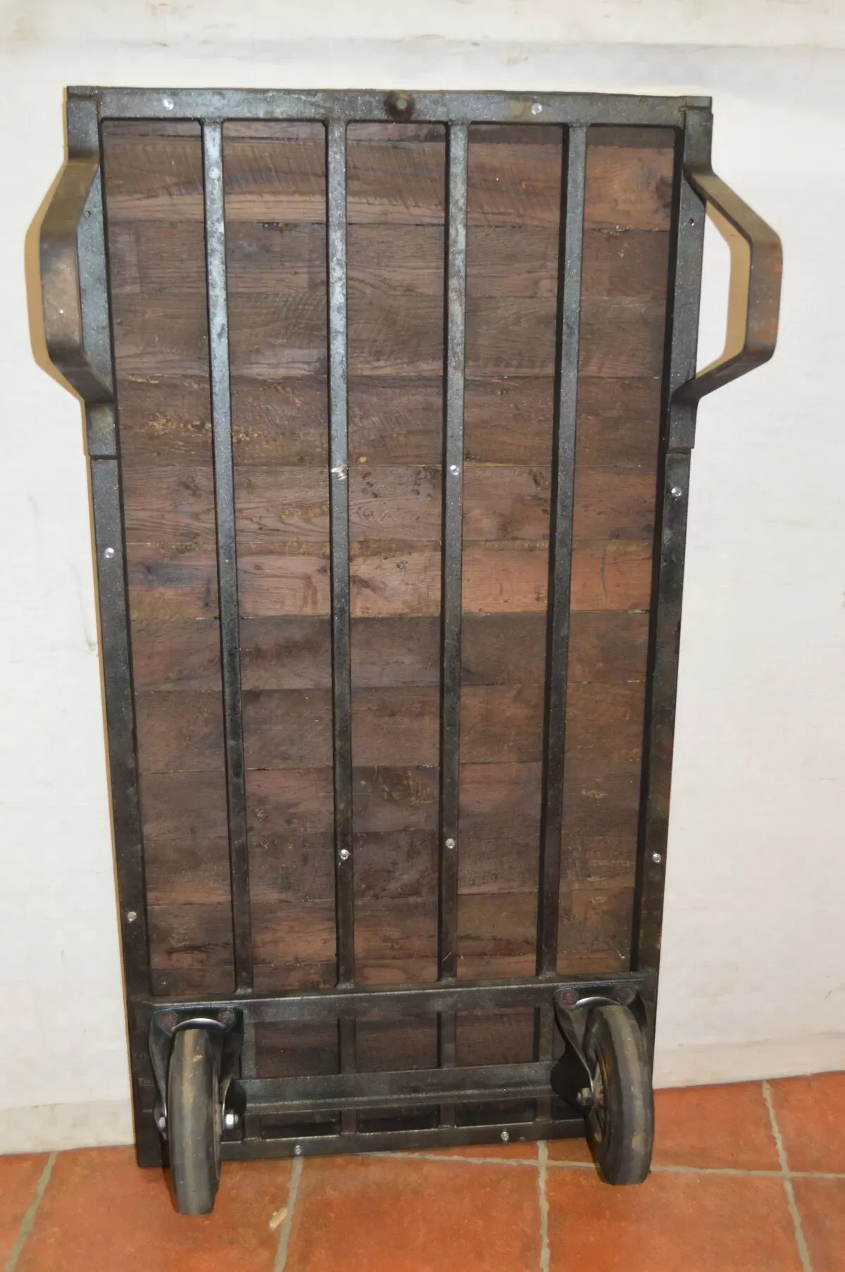 Illustration numéro 2 du produit Palette industrielle / table de salon en fer et bois