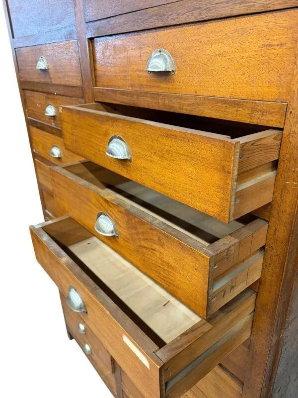 Illustration numéro 2 du produit vintage armoire à tiroirs industrielle en bois / armoire d'archives