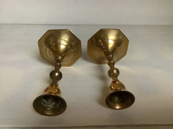 Illustration numéro 2 du produit Paire de petits bougeoirs en laiton