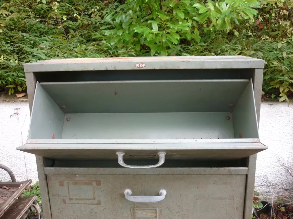 Illustration numéro 2 du produit Meuble d'atelier 4 tiroirs pivotants en fer JEC 1960