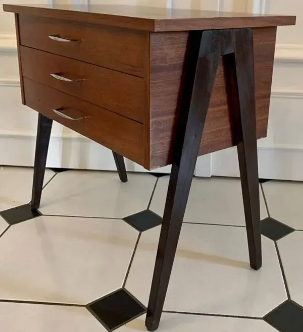 Illustration numéro 2 du produit Table d’appoint vintage