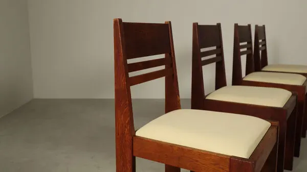 Illustration numéro 2 du produit Ensemble de 4 chaises de salle à manger en chêne de l'École de La Haye, 1925-1935