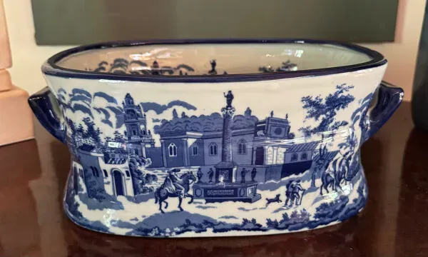 Illustration numéro 2 du produit Jardinière en faïence anglaise bleue et blanche, XXe siècle