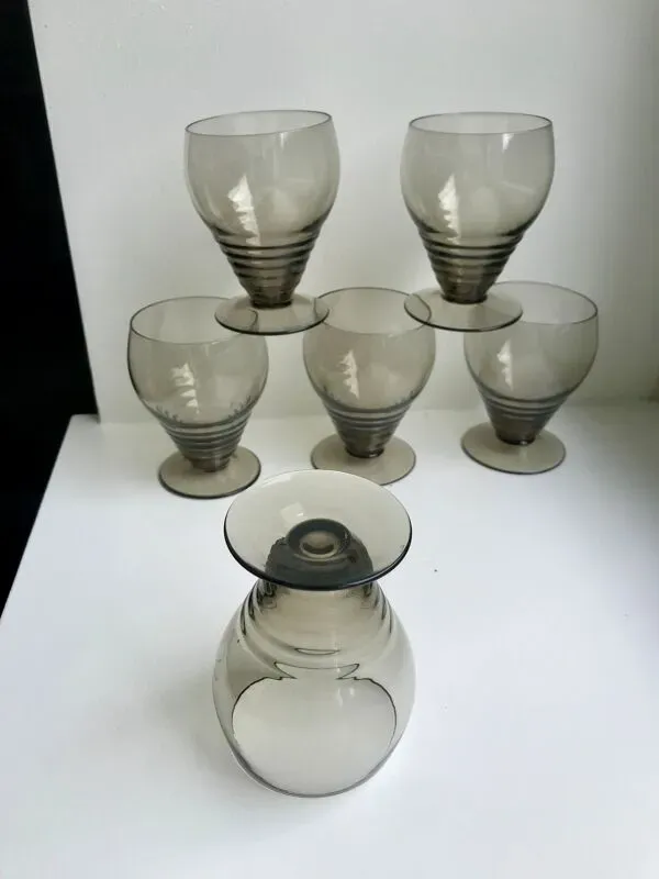 Illustration numéro 2 du produit Ensemble de 6 petits verres à vin design art déco en verre fumé années 30-40