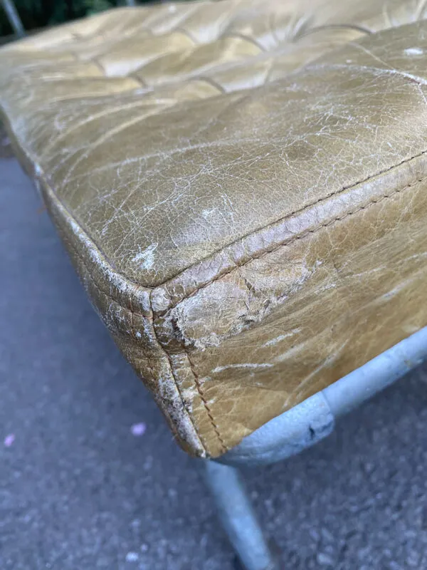 Illustration numéro 2 du produit Banc cuir et métal individuel design