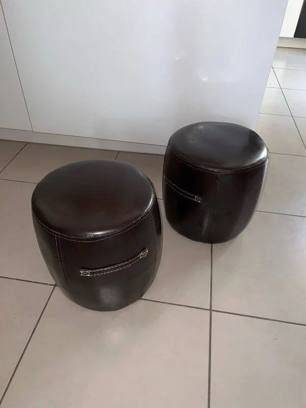 Illustration numéro 2 du produit 2 Petits poufs marron surpiqués beige - style industriel, loft, vintage, ré
