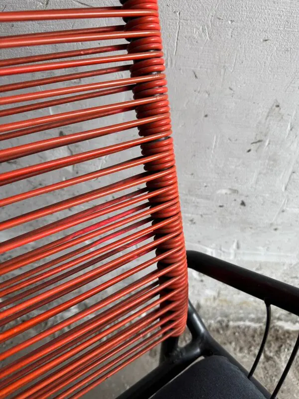 Illustration numéro 2 du produit Fauteuil Scoubidou vintage – design français des années 1950