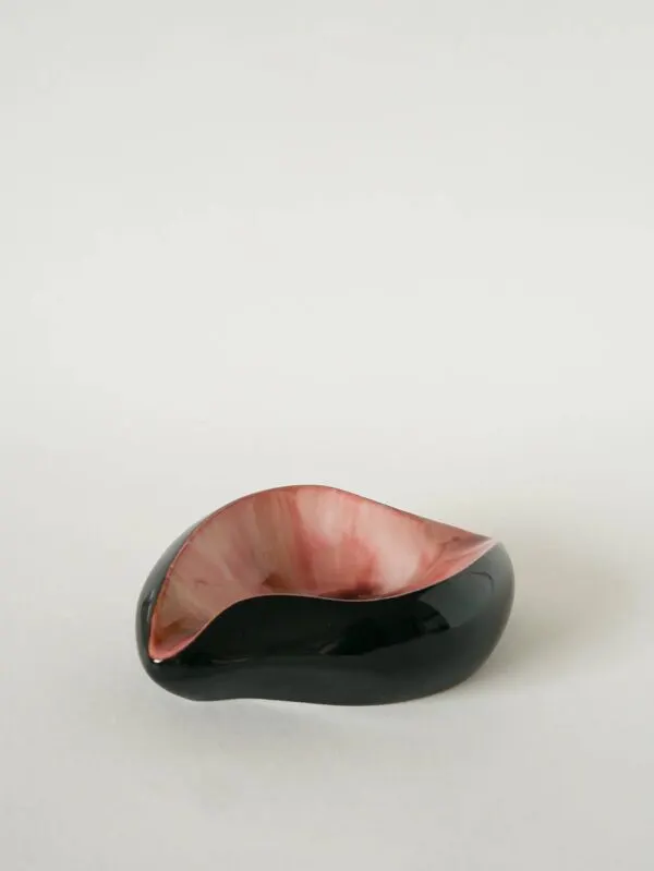 Illustration numéro 2 du produit Vide-poche en céramique, forme libre, noir et rose, 1970