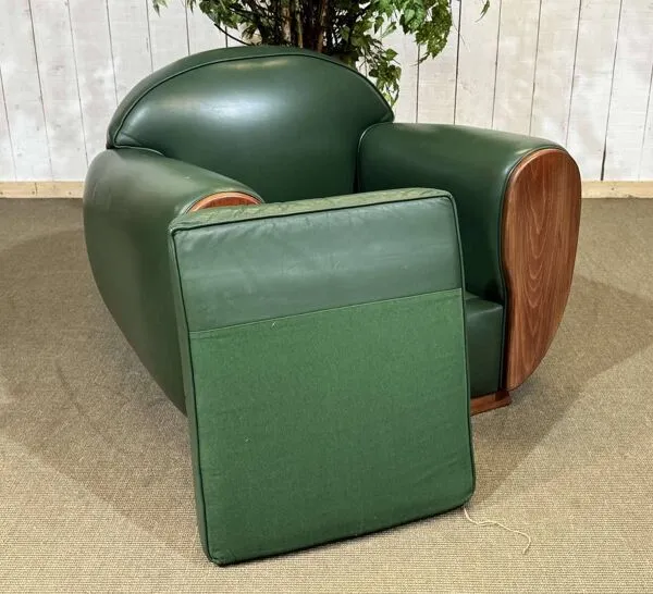 Illustration numéro 2 du produit Fauteuil club style art déco en cuir et hêtre des années 1980