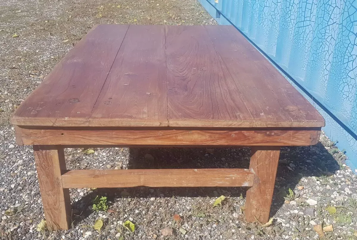 Illustration numéro 2 du produit Ancienne table basse d'atelier industriel en teck massif