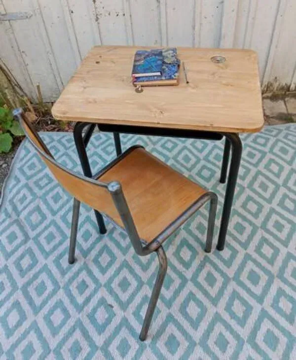 Illustration numéro 2 du produit Bureau d'ecolier