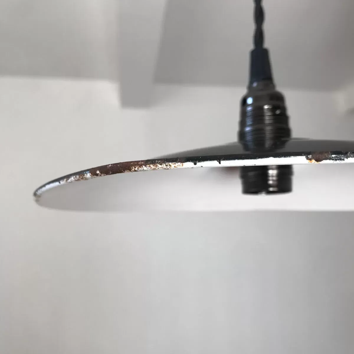 Illustration numéro 2 du produit Suspension abat-jour en métal noir