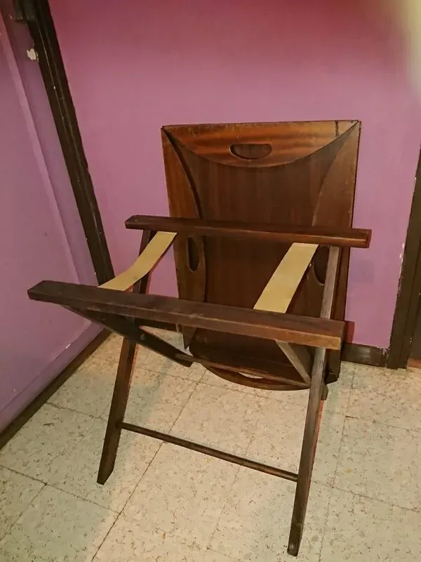 Illustration numéro 2 du produit Table basse en bois de teck, de forme ovale, repliable style bateau 1970