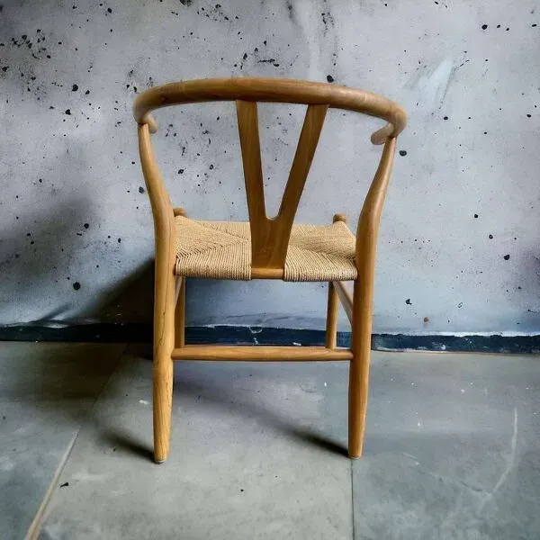 Illustration numéro 2 du produit Chaise rétro en rotin avec cordon