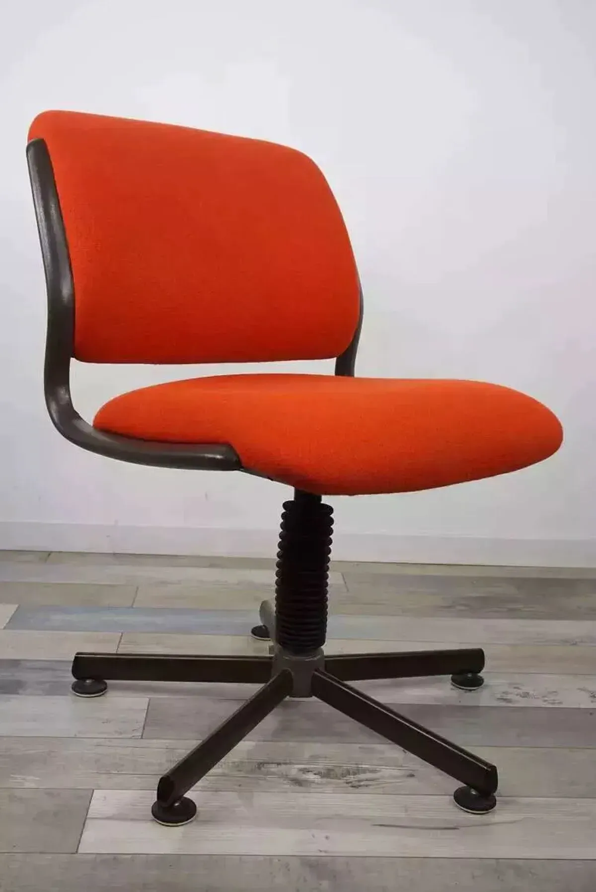 Illustration numéro 2 du produit Fauteuil de bureau pivotant années 70/80 par Roneo