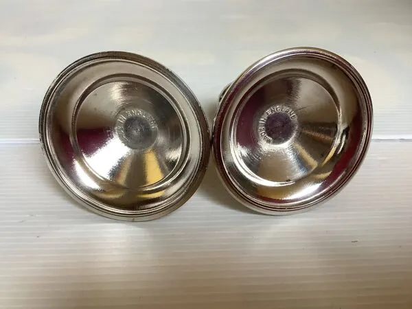 Illustration numéro 2 du produit Paire de petits bougeoirs argentés en métal England