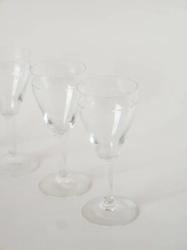 Illustration numéro 2 du produit Lot de 6 verres à vin en cristal gravé, 1950