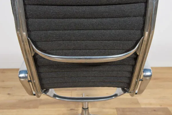 Illustration numéro 2 du produit Fauteuil EA124 par Charles et Ray Eames pour Herman Miller, États-Unis, années 1980.