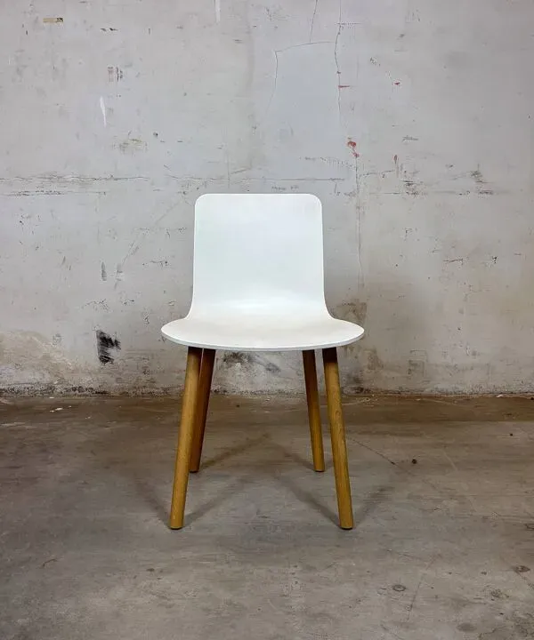 Illustration numéro 2 du produit Vitra Hal Jasper Morrison, plastique et bois – blanc – chaise de travail